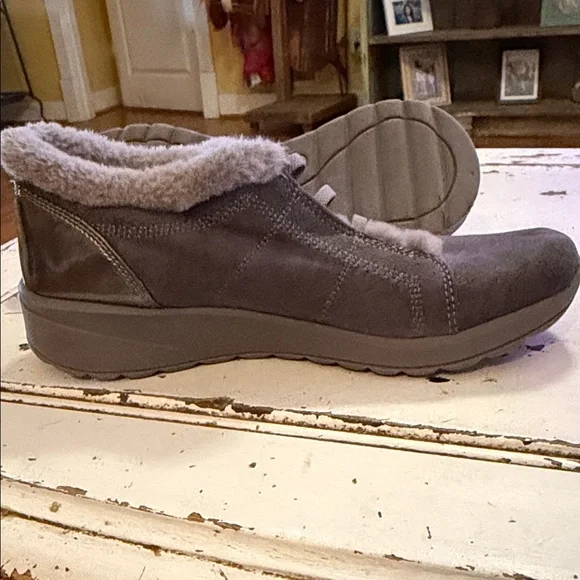 Bzees Brown Fleece-Lined Women's Shoes - Picture 7 of 8